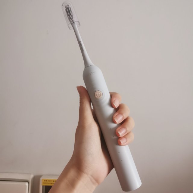誰(shuí)說(shuō)電動(dòng)牙刷很小資？一百多塊錢(qián)的牙刷照樣好用—真實(shí)測(cè)評(píng)分貝塊